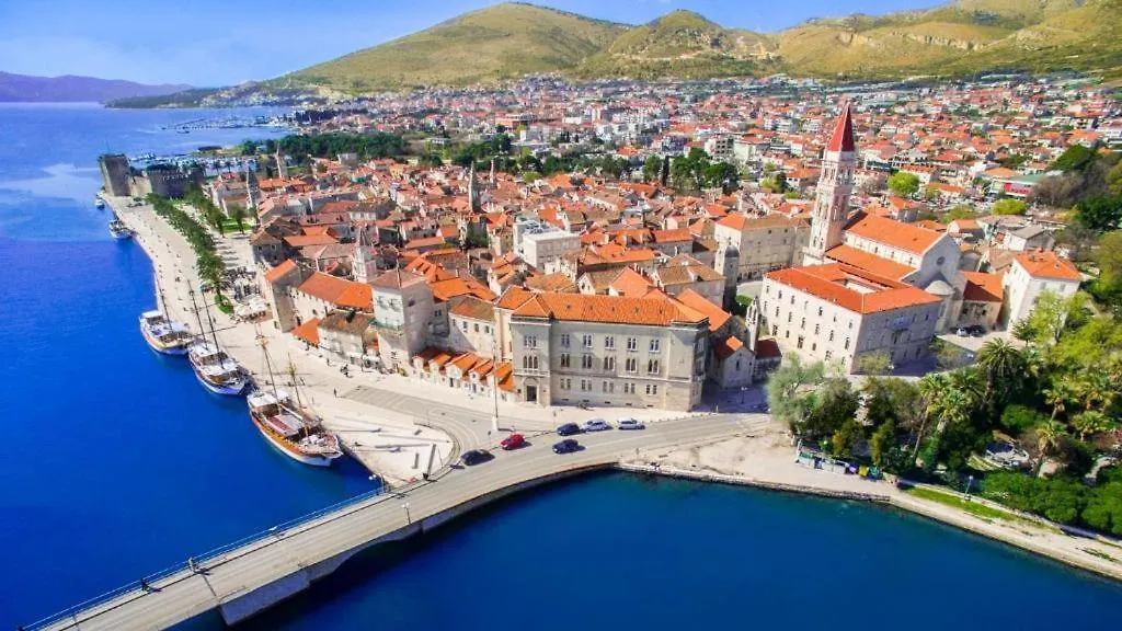 Apartment Blue Sky Trogir - 2 Bedroom, Sea View, Parking, Wi-Fi, Bbq Croácia